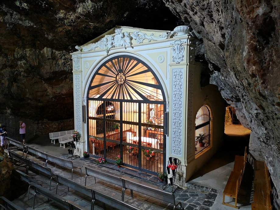 santuario de la cueva santa altura